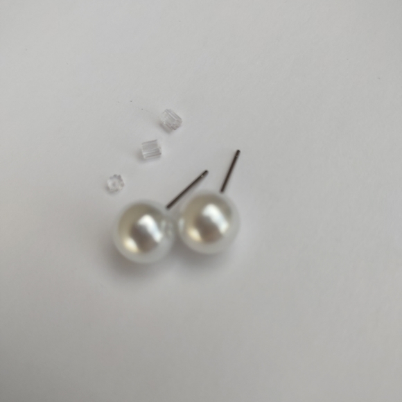 Pearl white elegant stud imitation earings!! - Picture 2 of 3
